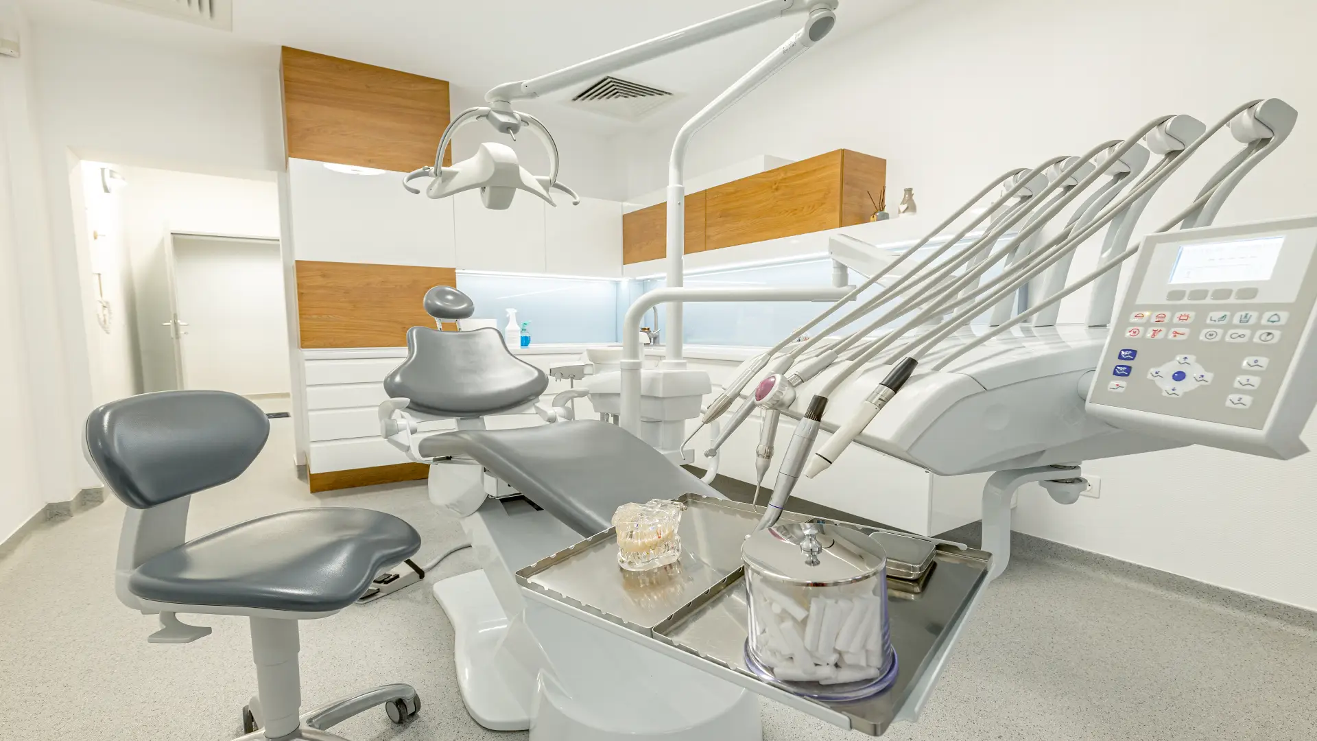 modern-dental-clinic-2021-08-29-21-03-52-utc.webp